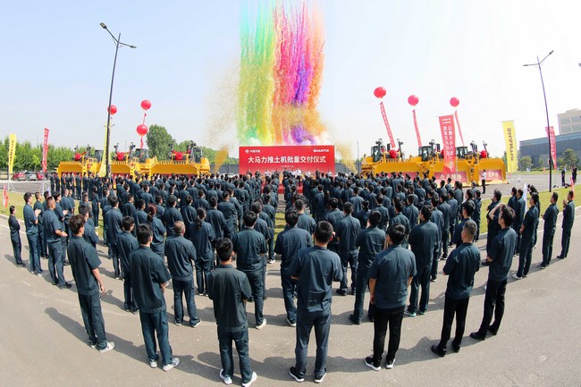 5月17日，KU酷游官网向中煤平朔集团一次性交付六台中国最大马力推土机。